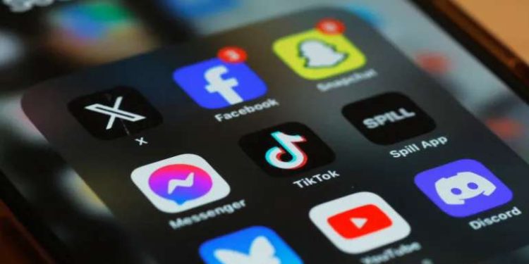 பிரித்தானியாவில் 16 வயதிற்குட்பட்டோருக்கு சமூக ஊடகத் தடை: பிரபுக்கள் சபை மீண்டும் ஆதரவு!